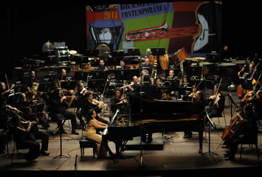 A pianista Maria Teresa Madeira e a Orquestra Petrobras Sinfônica -  Foto Davy Alexandrisky