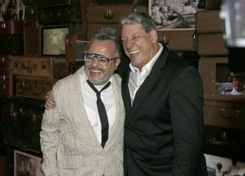 O artista, Ronaldo Fraga, e o presidente da Funarte, Antonio Grassi, na inauguracao, em 10/11/11