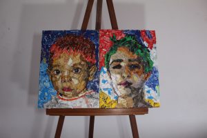 A obra de Thales Silveira Gonçalves Gondra se chama Anatomia da Depressão e é apresentada em uma imagem com dois quadros com colagens, apoiados em um cavalete. O quadro da esquerda mostra um mostra um menino com cabelos vermelhos e camiseta branca, com fundo azul claro e azul escuro. O quadro da direita mostra um outro garoto, de cabelos verdes, com fundo vermelho, azul, branco e amarelo.